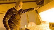 Docent Josef Elster se vzorky řas a sinic přivezených z Antarktidy | na serveru Lidovky.cz | aktuální zprávy