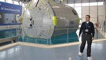 Maketa evropské laboratoře Columbus v 10 metrů hlubokém bazénu astronautům umožňuje nacvičovat procházky ve volném kosmu. | na serveru Lidovky.cz | aktuální zprávy