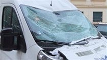 Nápor sněhu zničil auto | na serveru Lidovky.cz | aktuální zprávy