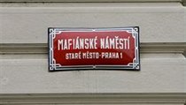 Mariánské náměstí kdosi přejmenoval na Mafiánské (fotografie z května 2008, kdy probíhaly demonstrace před magistrátem na podporu kultury). | na serveru Lidovky.cz | aktuální zprávy
