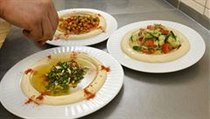 Humus můžeme podávat nejen s česnekovo-petrželovým dipem, ale i s míchaným salátem nebo s vařenou cizrnou zalitou olivovým olejem s citronem. | na serveru Lidovky.cz | aktuální zprávy