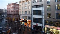 Brněnský hotel Avion (s bíllým portálem) v České ulici bude rekostruován. Proto je uzavřen. | na serveru Lidovky.cz | aktuální zprávy