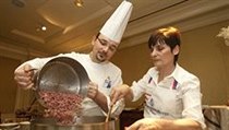 Mamma a synáček. Příprava oblíbeného risotta je velká věda. | na serveru Lidovky.cz | aktuální zprávy