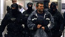 Policisté eskortují někdejšího maďarského olympionika Pétera Farkase, který má nastoupit sedmiletý trest odnětí svobody za pěstování psychotropních látek. | na serveru Lidovky.cz | aktuální zprávy