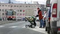 Zůstat by měly jen ty přechody, které lidi skutečně chrání. Ostatní, když už je nikdo nevylepšuje, ať raději zmizí, v zoufalství říkají někteří dopravní experti. | na serveru Lidovky.cz | aktuální zprávy