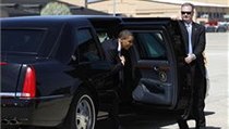 Barack Obama vystupuje z prezidentské limuzíny Cadilac One. | na serveru Lidovky.cz | aktuální zprávy