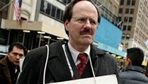 Odvážnému štěstí... Paul Nawrocki s plakátem na krku se pro Newyorčany stal „tváří recese“. Po dvou letech ale práci opravdu našel. | na serveru Lidovky.cz | aktuální zprávy