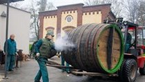 Už letí. Bednářský mistr právě vytrhl dřevěnou zátku z natlakovaného sudu. | na serveru Lidovky.cz | aktuální zprávy