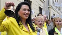 Někdejší europoslankyně a šéfka strany Suverenita Jana Bobošíková při 'posledním zvonění' před sněmovnou. | na serveru Lidovky.cz | aktuální zprávy
