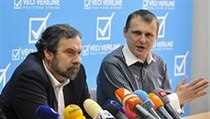 Předseda Věcí veřejných Radek John (uprostřed) a volební manažeři strany Kristýna Kočí a Vít Bárta (vpravo) na tiskové konferenci. | na serveru Lidovky.cz | aktuální zprávy