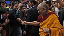 Jeho Svátost. Narozeniny 14. dalajlamy přišlo do chrámu v indickém městečku McLeod Ganj oslavit na pět tisíc jeho stoupenců. | na serveru Lidovky.cz | aktuální zprávy