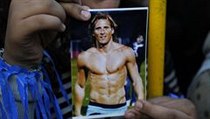 Fanynka Uruguayského týmu svírá fotografii svého oblíbeného hráče Diega Forlana. | na serveru Lidovky.cz | aktuální zprávy