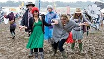 Typické festivalové počasí. Člověk by ale měl myslet na to, jak vypadá, i když se zrovna brodí v bahně. | na serveru Lidovky.cz | aktuální zprávy