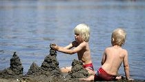 Děti si hrají v tropickém počasí u Vltavy na Střeleckém ostrově v Praze. | na serveru Lidovky.cz | aktuální zprávy