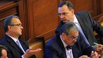 Ministr financí Miroslav Kalousek (zleva), ministr zahraničí Karel Schwarzenberg a premiér Petr Nečas na jednání Poslanecké sněmovny. | na serveru Lidovky.cz | aktuální zprávy