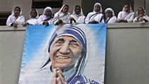 Stovky řádových sester, biskupů, ale i chudých obyvatel slumů se včera v Kalkatě zúčastnily mše a dalších akcí u příležitosti 100. výročí narození indické misionářky albánského původu Matky Terezy. | na serveru Lidovky.cz | aktuální zprávy