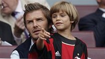 David Beckham se svým synem Romeem sledují fotbalový zápas AC Milan versus Arsenal . | na serveru Lidovky.cz | aktuální zprávy