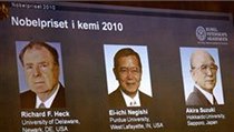 Čerství nositelé Nobelovy ceny za chemii. Zleva Richard F. Heck, Ei-ichi Negishi a Akira Suzuki. | na serveru Lidovky.cz | aktuální zprávy