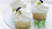 Bílá s fialkou je konzervativní, mnohem častěji se cupcaky vyrábějí s pestrou polevou a spoustou zdobení. | na serveru Lidovky.cz | aktuální zprávy