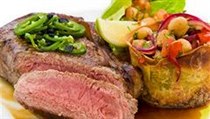 Uruguayský Striploin steak s chutney z uzených rajčátek, Garbanzo salátem a jalapenos krustou | na serveru Lidovky.cz | aktuální zprávy