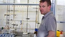 Jiří Šrogl ve své laboratoři na Ústavu organické chemie a biochemie AV ČR | na serveru Lidovky.cz | aktuální zprávy