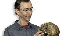 Svante Pääbo s modelem lebky neandertálce | na serveru Lidovky.cz | aktuální zprávy