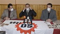 Zprava pedseda Dlnick mldee Martin Zbela, pedseda Dlnick strany Tom Vandas a prvn mstopedseda DS Ji tpnek demonstruj dajn potlaen svobody projevu na tiskov konferenci