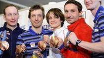 Rychlobruslařka Martina Sáblíková a členové bronzové běžecké štafety (zleva) Lukáš Bauer, Martin Koukal, Jiří Magál a Martin Jakš | na serveru Lidovky.cz | aktuální zprávy