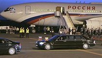 Kolona s ruským prezidentem Dmitrijem Medveděvem odjíždí z Ruzyně | na serveru Lidovky.cz | aktuální zprávy