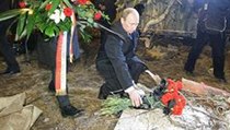 Polský premiér Donald Tusk a ruský premiér Vladimir Putin pokládají kytice na trosky vládního speciálu ve Smolensku. | na serveru Lidovky.cz | aktuální zprávy