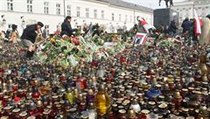 Polsko truchlí: prezidentský palác ve Varšavě je zaplavený svíčkami a květinami. | na serveru Lidovky.cz | aktuální zprávy