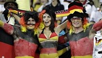 Fanoušci na fotbalovém mistrovství světa: fanoušci německé reprezentace slaví vítězství svého týmu nad Austrálií. | na serveru Lidovky.cz | aktuální zprávy