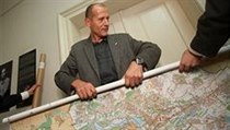 Senátní a komunální volby 2010: Zdeněk Tůma dostal mapu Prahy. | na serveru Lidovky.cz | aktuální zprávy