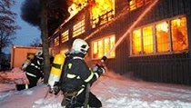 Hasiči likvidují požár budov v Praze v Polygrafické ulici. | na serveru Lidovky.cz | aktuální zprávy