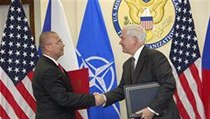 Ministři obrany ČR Martin Barták (vlevo) a Spojených států Robert Gates po podpisu smlouvy | na serveru Lidovky.cz | aktuální zprávy