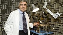 Profesor Josef Syka v bezdozvukové komoře, kde se zkoumají poruchy sluchu na laboratorních zvířatech | na serveru Lidovky.cz | aktuální zprávy
