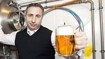 Petr Drahokoupil a desetihektolitrové tanky ve sklepě jeho smíchovské restaurace | na serveru Lidovky.cz | aktuální zprávy