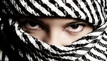 Za služby IS dostávala 100 eur měsíčně. Teď se mladá Němka vrátila domů Zahalený terorista (ilustrační foto) | na serveru Lidovky.cz | aktuální zprávy