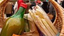 Farmářské tržiště Kubáň. Čerstvý chřest byl během první půl hodiny vyprodán, čekalo se na další várku | na serveru Lidovky.cz | aktuální zprávy