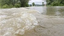 Na silnici mezi Dolním Benešovem a Hájem na Opavsku zaplavila voda vozovku až do výše 50 centimetrů | na serveru Lidovky.cz | aktuální zprávy