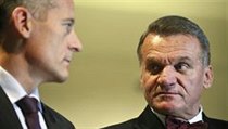 Volební lídr a kandidát na pražského primátora TOP 09 Zdeněk Tůma (vlevo) a volební lídr ODS Bohuslav Svoboda 26. října na tiskové konferenci v Praze | na serveru Lidovky.cz | aktuální zprávy