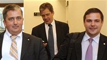 Zástupci ČSSD Karel Březina, Jiří Dienstbier ml. a Petr Hulínský přicházejí k jednání se zástupci ODS o povolebním uspořádání na pražské radnici | na serveru Lidovky.cz | aktuální zprávy