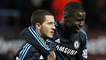 Eden Hazard (vlevo) a Kurt Zouma se raduj z vtzstv.