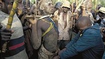 Obřízka se v Africe velmi často provádí v primitivních podmínkách bez dodržení základních pravidel hygieny. Snímek pořízený v srpnu 2008 ve východní Ugandě zachycuje "chirurga" Freda Natsambwu těsně před tím, než provedl rituální obřízku. | na serveru Lidovky.cz | aktuální zprávy