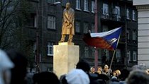 Socha prvního československého prezidenta Tomáše Garrigua Masaryka byla slavnostně odhalena 28. října v Bratislavě | na serveru Lidovky.cz | aktuální zprávy