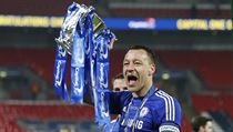 Kapitn Chelsea John Terry se raduje s trofej pro vtze Ligovho pohru.