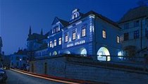 Tři budovy, jeden hotel. Původní podoba domů byla zachována, odvrácená strana už ale skrývá moderní přístavbu | na serveru Lidovky.cz | aktuální zprávy