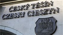 Dvojjazyčný název města na radnici v Českém Těšíně | na serveru Lidovky.cz | aktuální zprávy