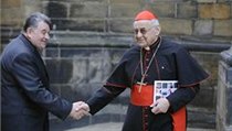 Kardinál Miloslav Vlk (vpravo) a nový pražský arcibiskup Dominik Duka na Pražském hradě, kde se 9. dubna setkali s prezidentem Václavem Klausem | na serveru Lidovky.cz | aktuální zprávy