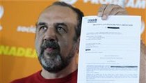 Michal Kraus ukazuje dokumenty týkající se koupě bytu v Harrachově | na serveru Lidovky.cz | aktuální zprávy